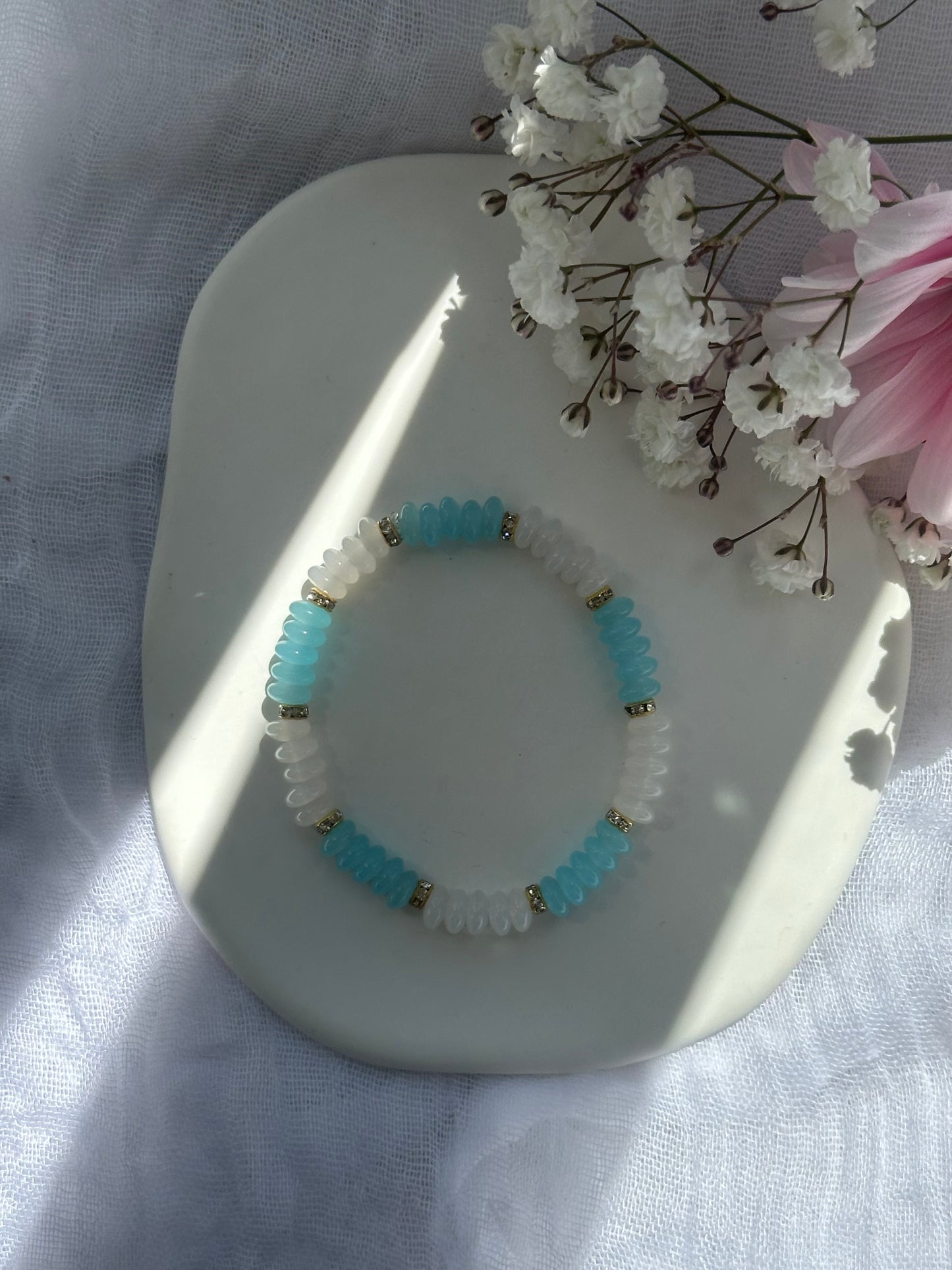 Perlenarmband mit Blauen und Weißen Perlen und goldenen Details - 10769