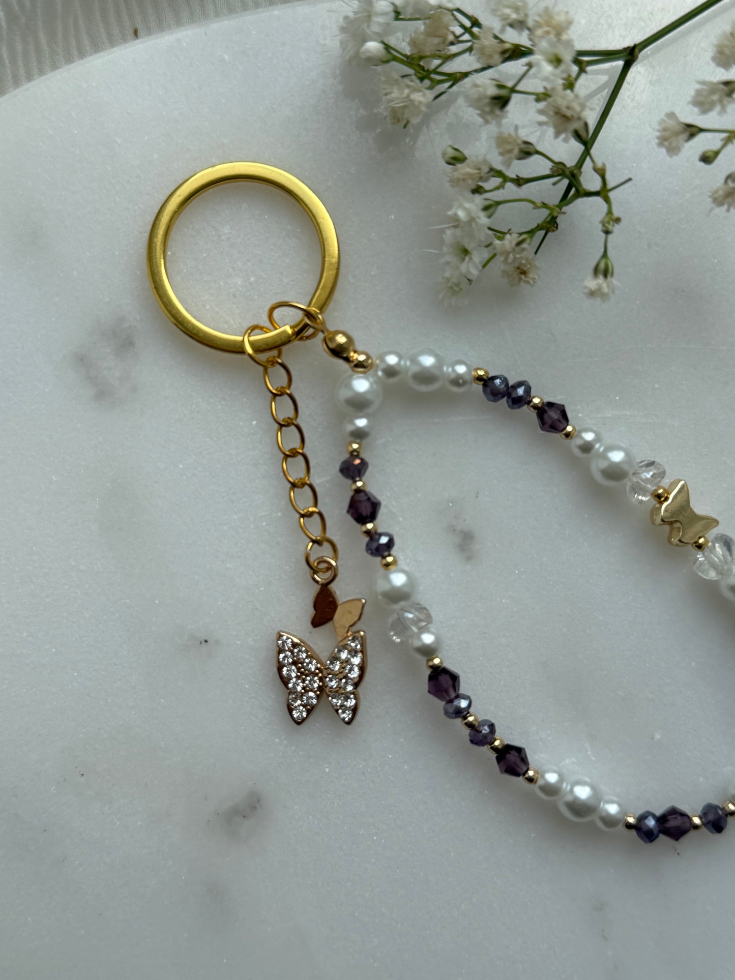 Schlüsselanhänger mit Weißen Perlen, Lila Kristallperlen und Goldenen Perlen + Schmetterling Anhänger - 11017