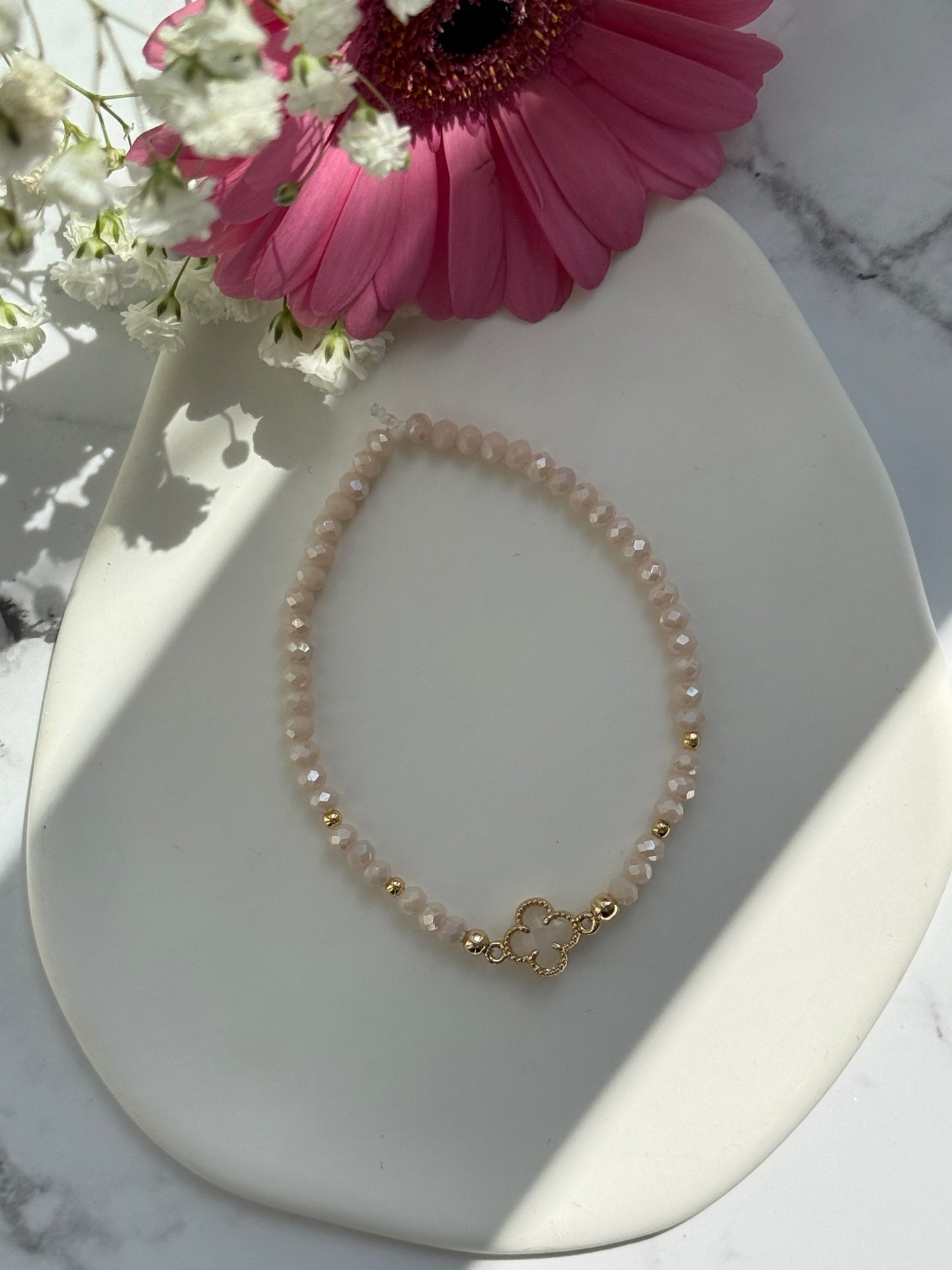 Perlenarmband mit Beigen Kristallperlen, Goldenen Perlen + Kleeblatt Anhänger - 10936