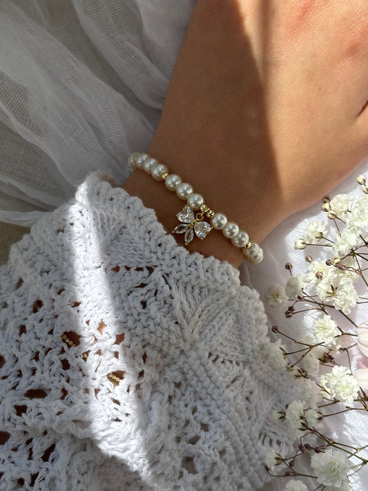 Perlenarmband mit Beigen Glasperlen und goldenen Details + Zirkonia Schleifen Anhänger - 10736
