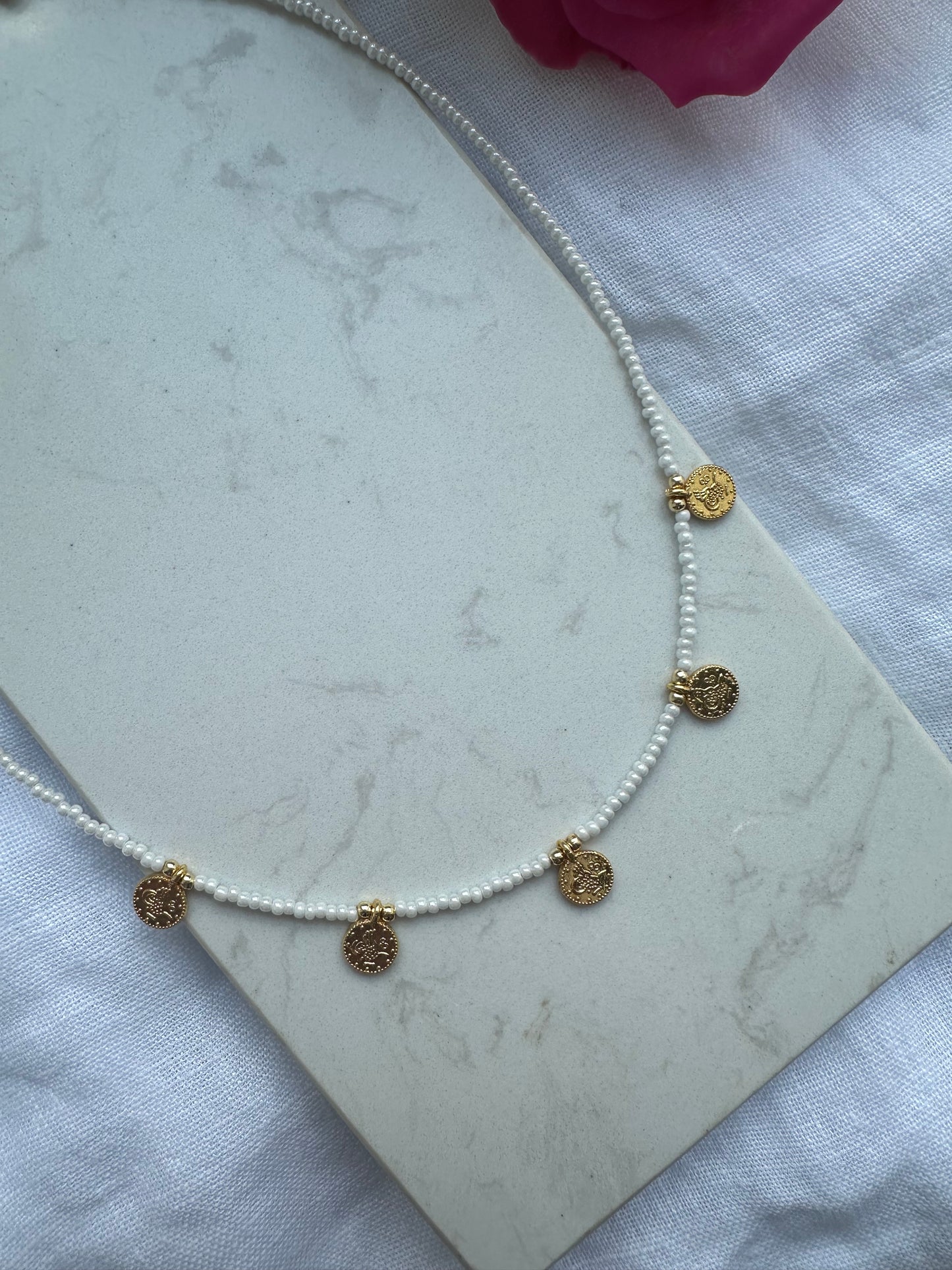 Perlenkette mit Weißen Perlen und goldenen Taler Anhängern - 10162