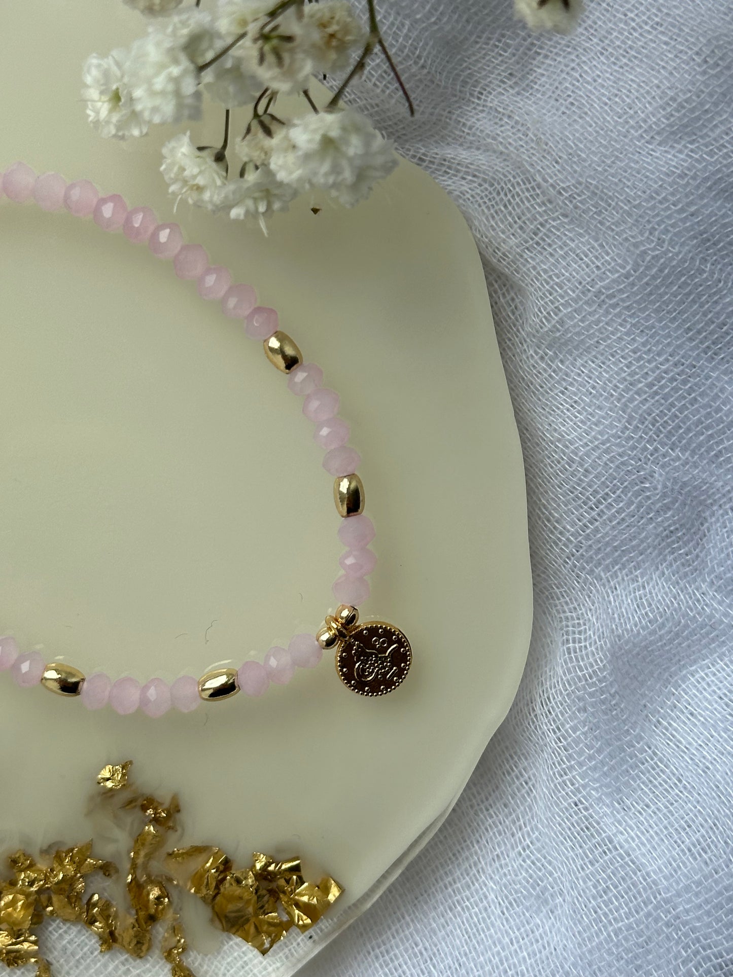 Perlenarmband mit Rosa Kristallperlen und Goldenen Taler Anhänger - 10526
