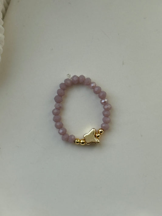 Perlenring mit Flieder Kristallperlen, Goldenen Details + Schmetterling Anhänger - 111203