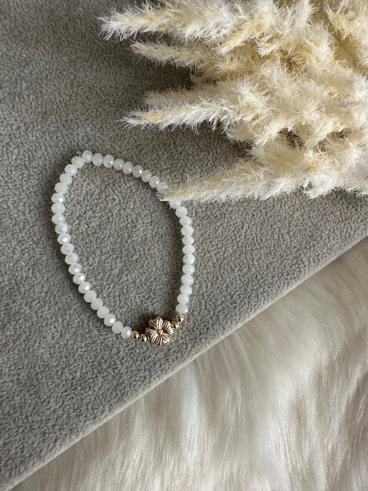 Perlenarmband mit weißen Kristallperlen und Kleeblatt Anhänger - 10433