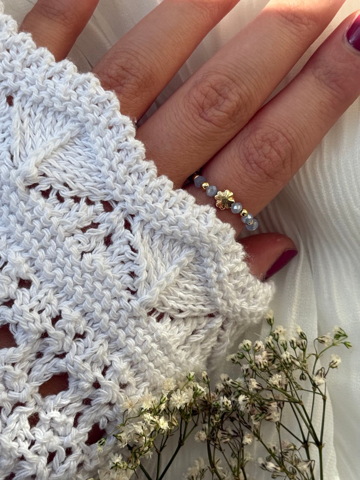 Perlenring mit Hellblauen Kristallperlen, Goldenen Details + Kleeblatt Anhänger - 11002