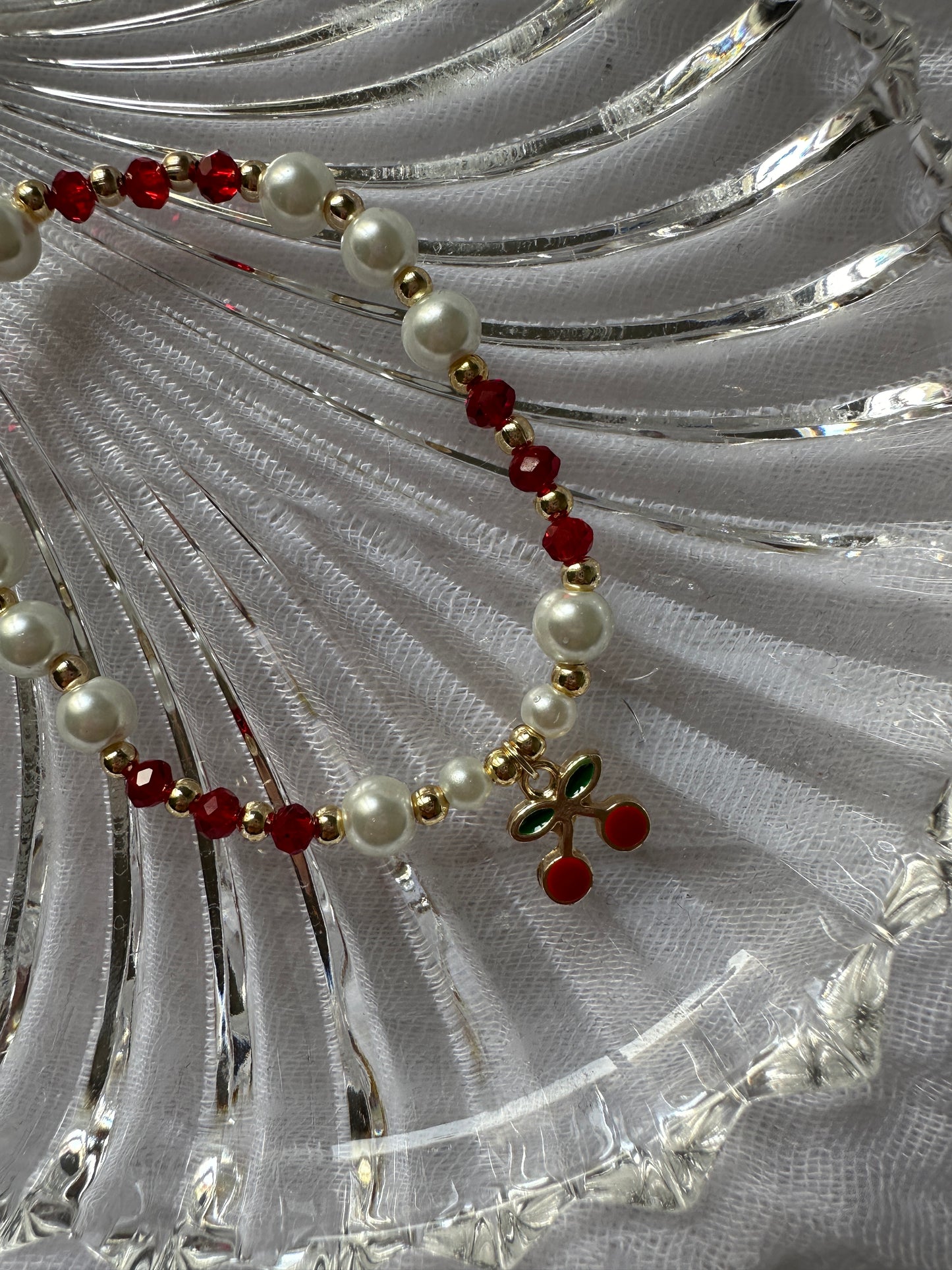 Perlenarmband mit Weißen Perlen und Roten Kristallperlen + Kirsch Anhänger - 10279