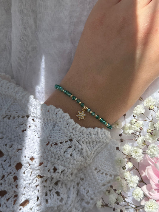 Perlenarmband mit Grünen Kristallperlen und goldenen Details + Stern Anhänger - 10718