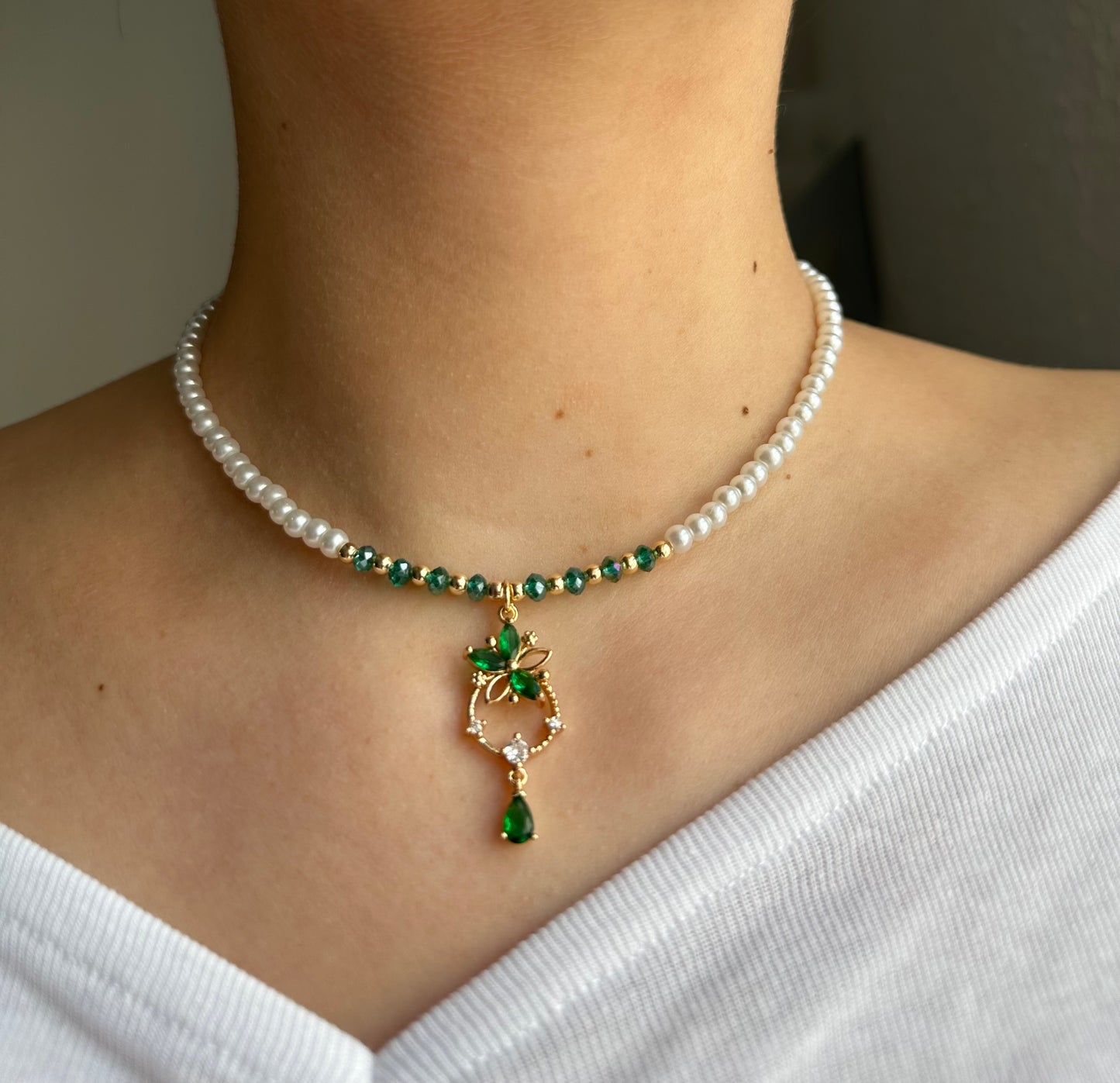 Perlenkette mit Weißen Perlen und Grünen Kristallperlen + Blumen Zirkonia Anhänger - 10607