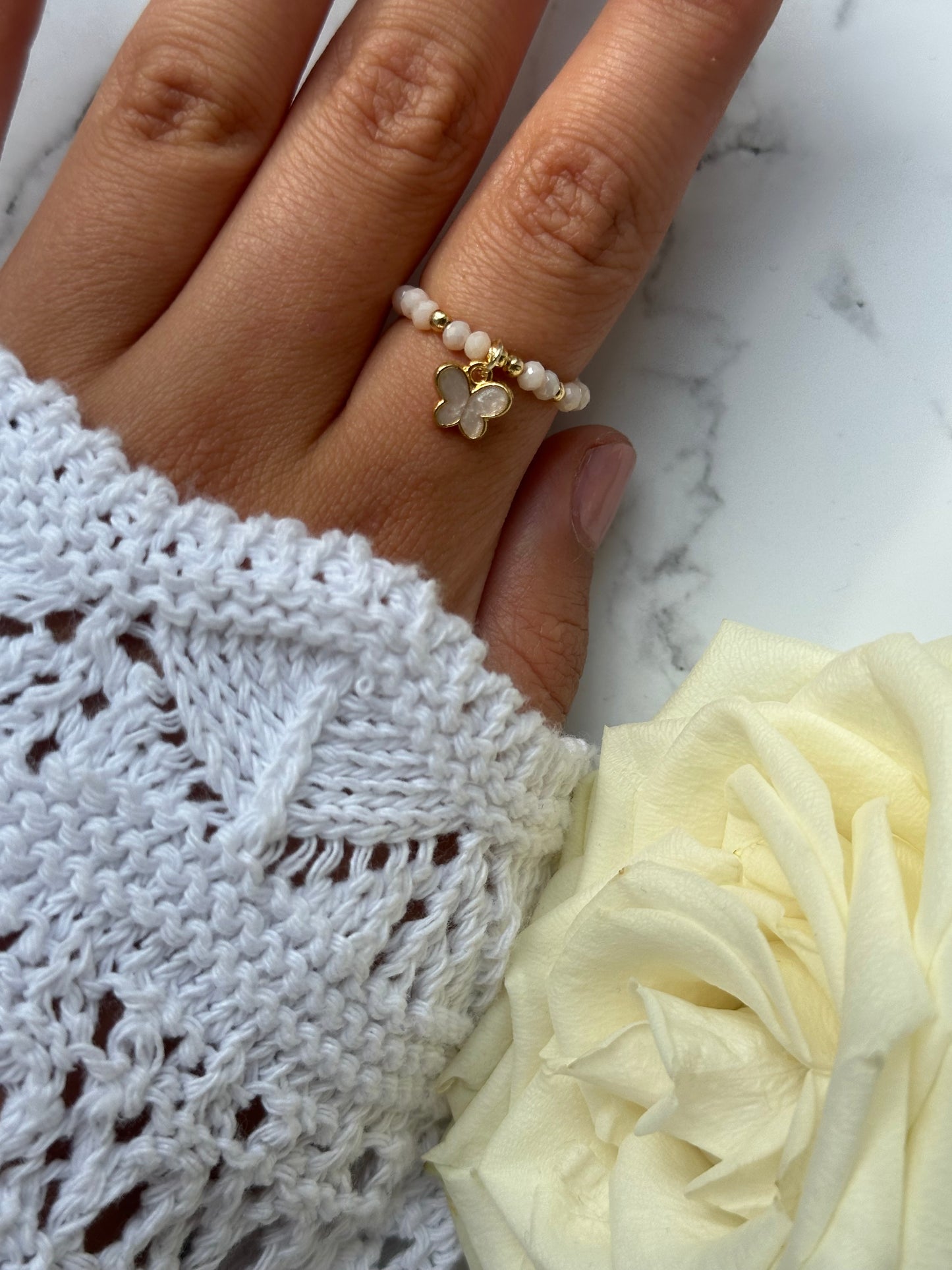 Perlenring mit Beigen Kristallperlen und goldenen Details + Schmetterling Anhänger - 10906