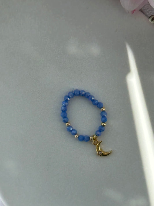 Perlenring mit Blauen Kristallperlen und goldenen Details + Mond Anhänger - 10778