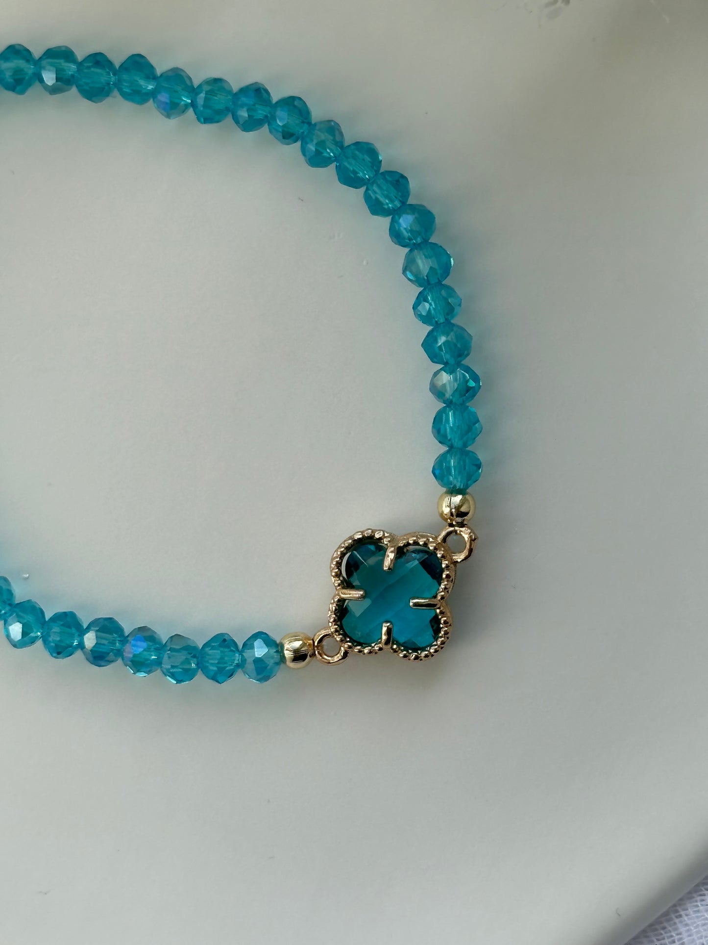 Perlenarmband mit Hellblauen Kristallperlen und Kleeblatt Anhänger - 10544