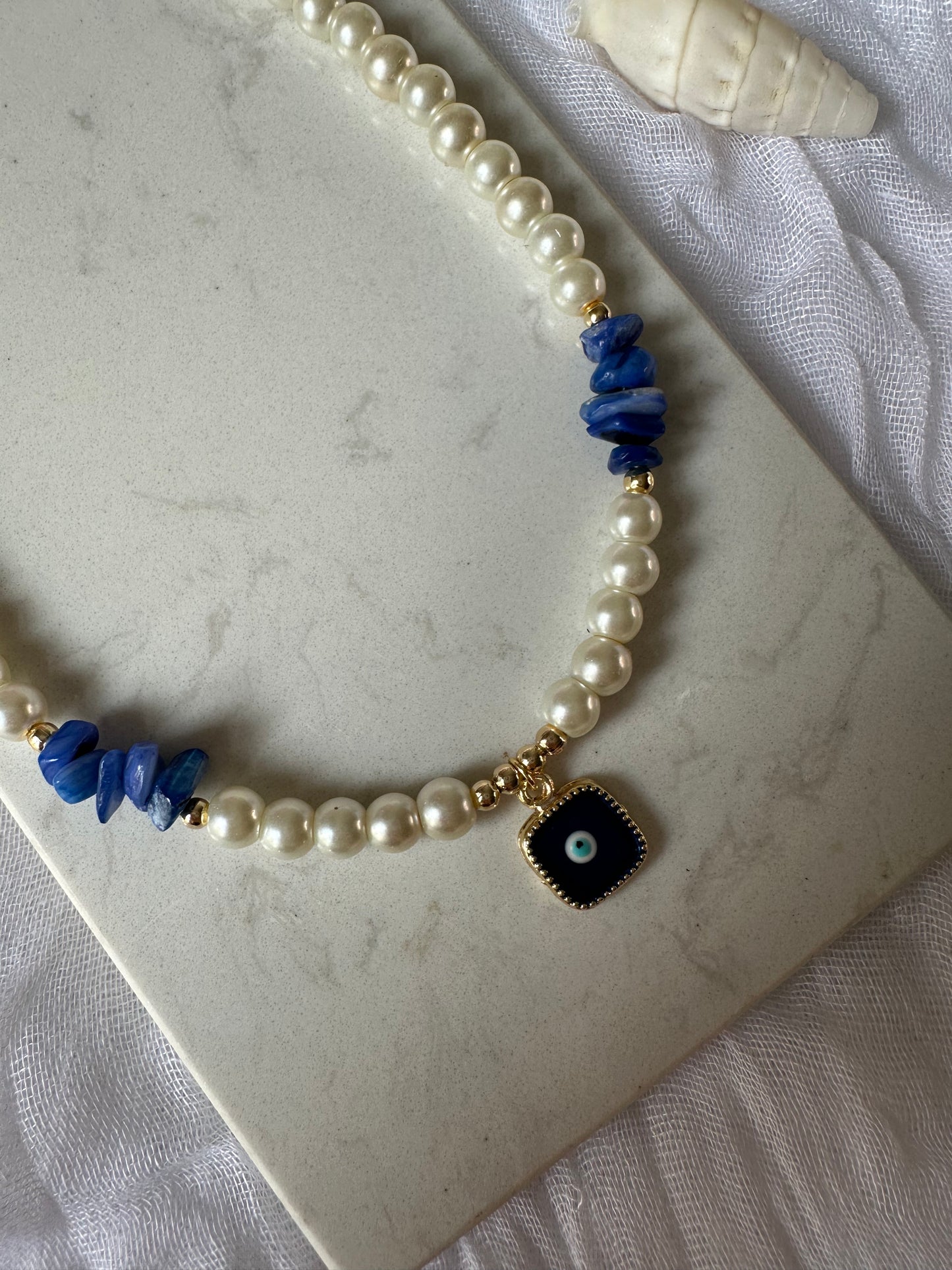 Perlenkette mit Weißen Perlen und Blauen Edelsteinen + Nazar Anhänger - 10167