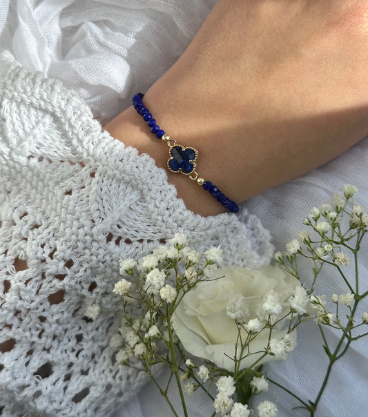 Perlenarmband mit Dunkelblauen Kristallperlen und Kleeblatt Anhänger - 10541