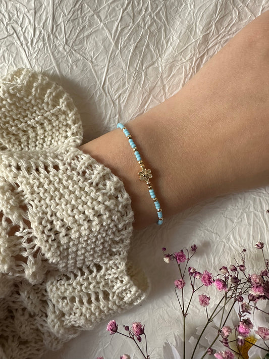 Perlenarmband mit Hellblauen Perlen und Blumen Anhänger - 10312