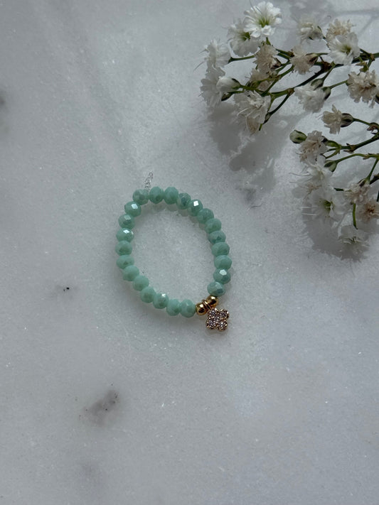 Perlenring mit Grünen Kristallperlen, Goldenen Details + Kleeblatt Anhänger - 11000