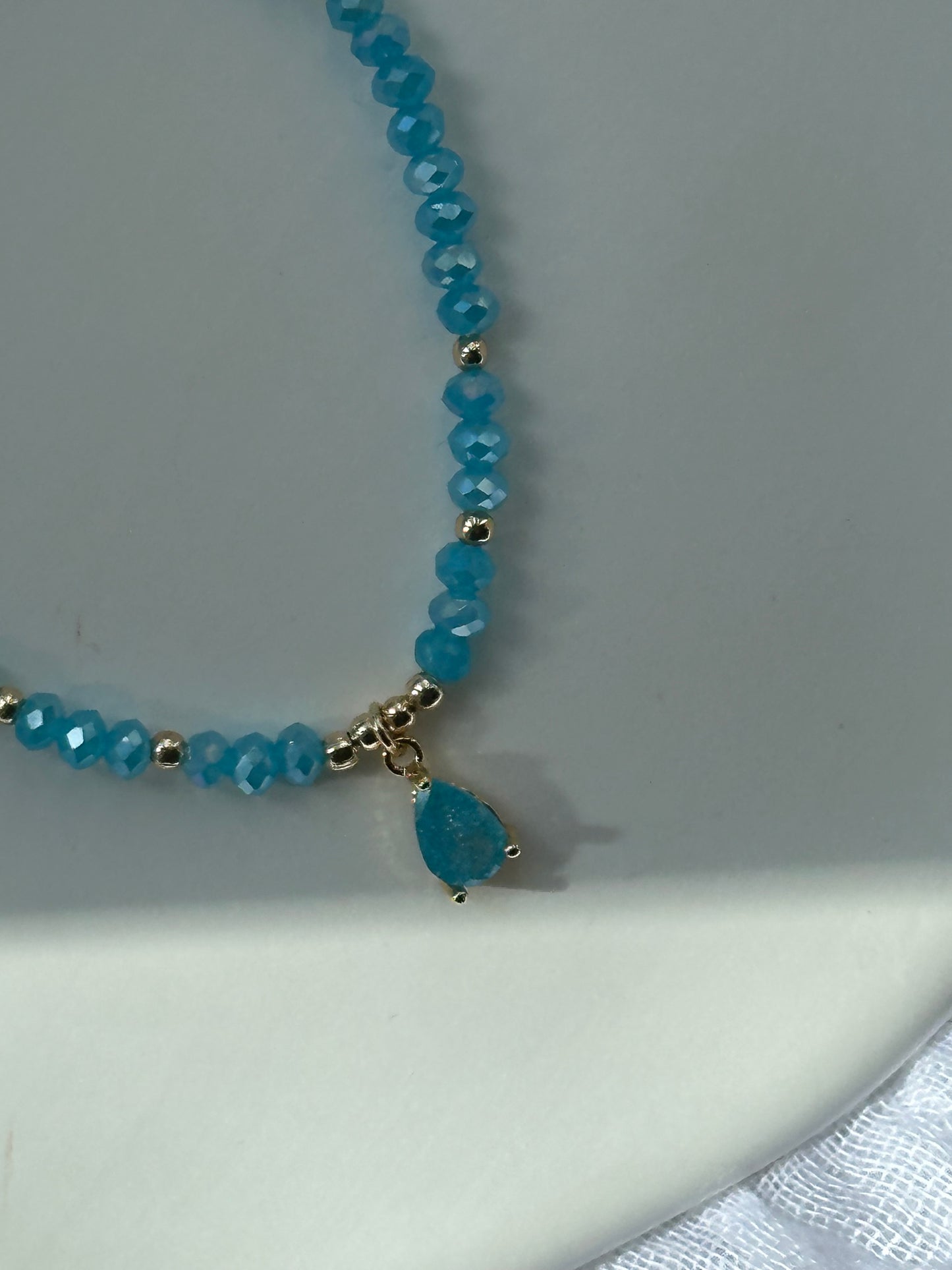 Perlenarmband mit Blauen Kristallperlen und Tropfen Anhänger - 10673
