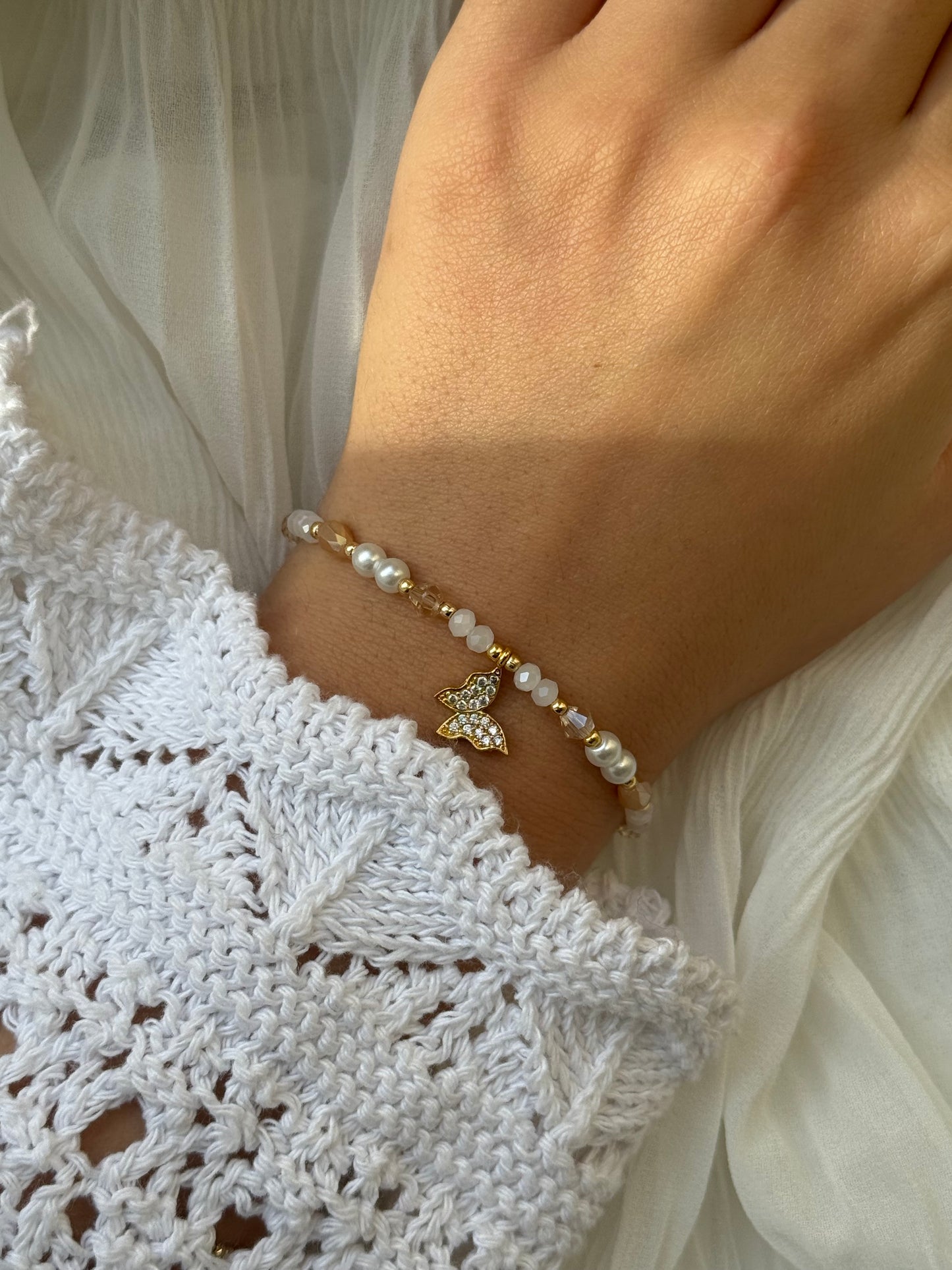 Perlenarmband mit Weißen Kristallperlen und Goldenen Perlen + Schmetterling Anhänger - 111214