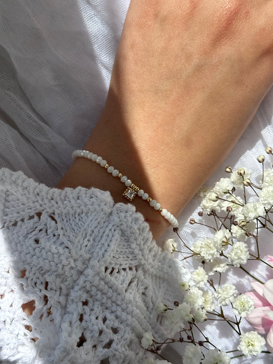 Perlenarmband mit Weißen Kristallperlen und goldenen Details + Zirkonia Anhänger - 10730