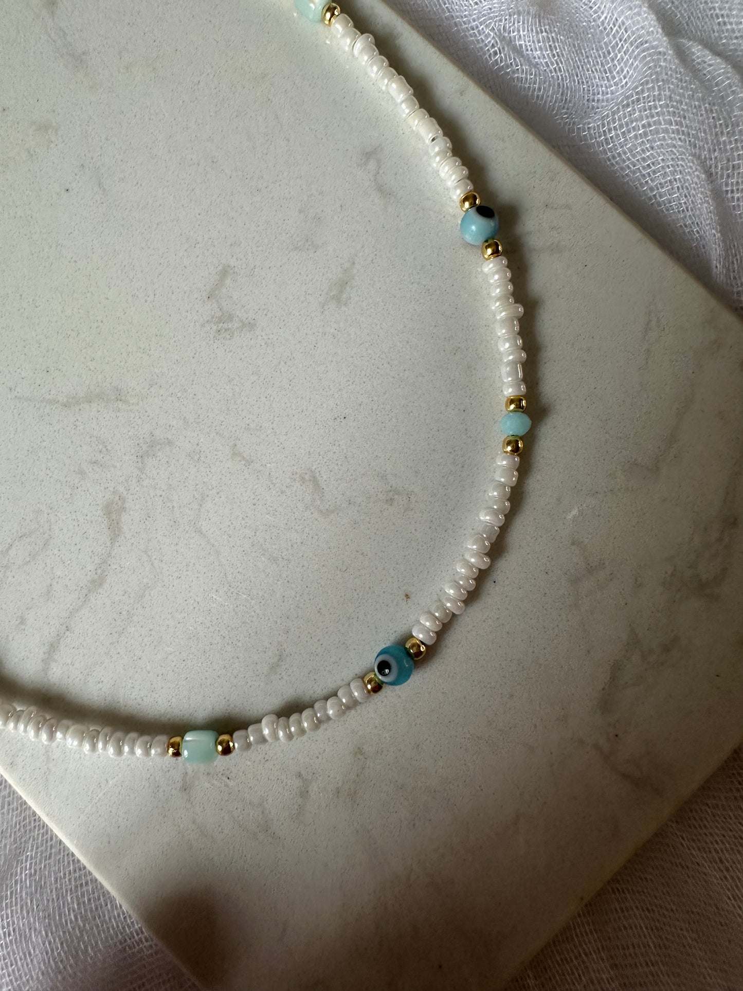 Perlenkette mit Weißen Perlen und Blauen Zwischenperlen + Nazar Perlen - 10132
