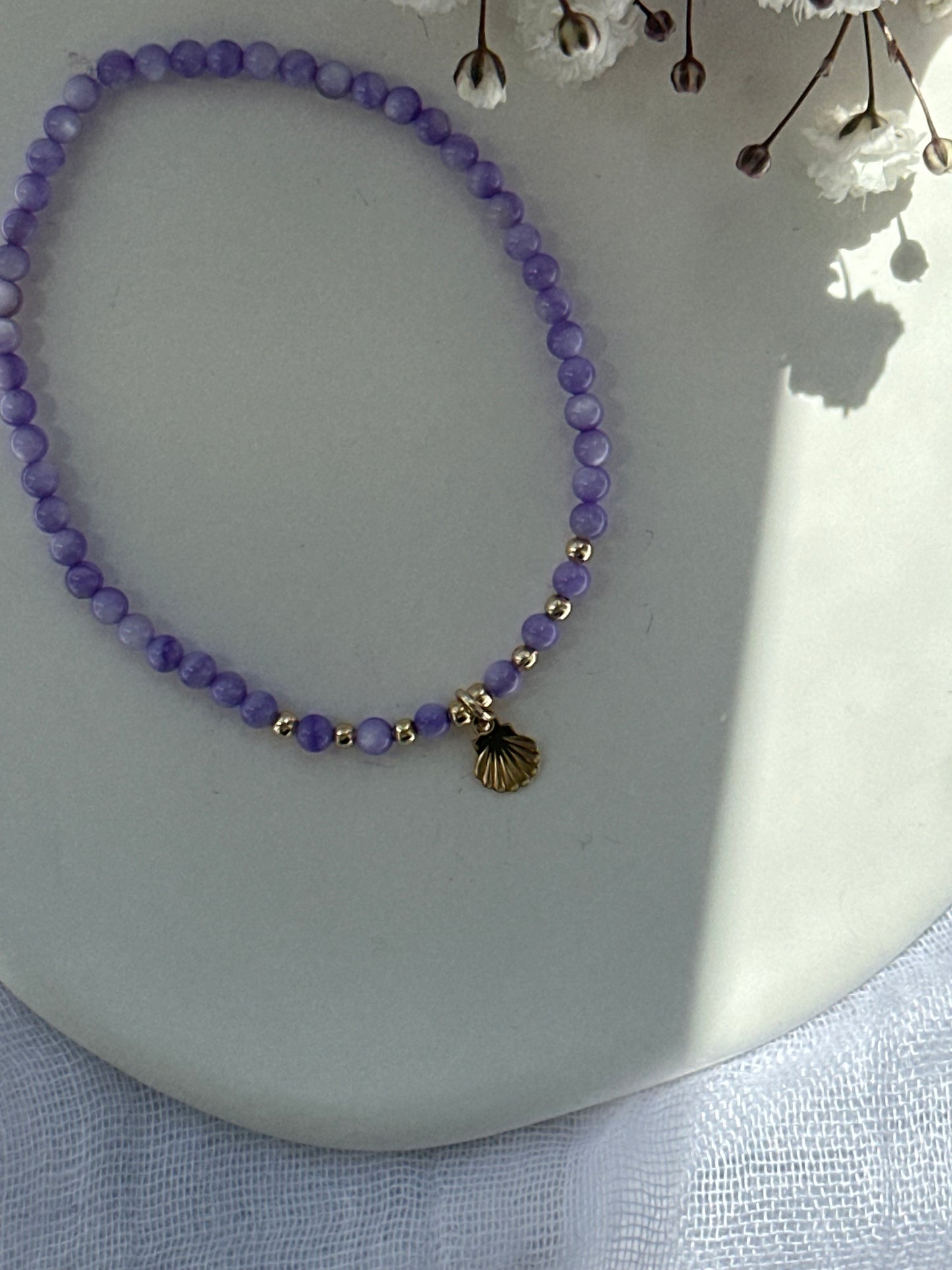 Perlenarmband mit Lila Perlen und goldenen Details + Muschel Anhänger - 10714