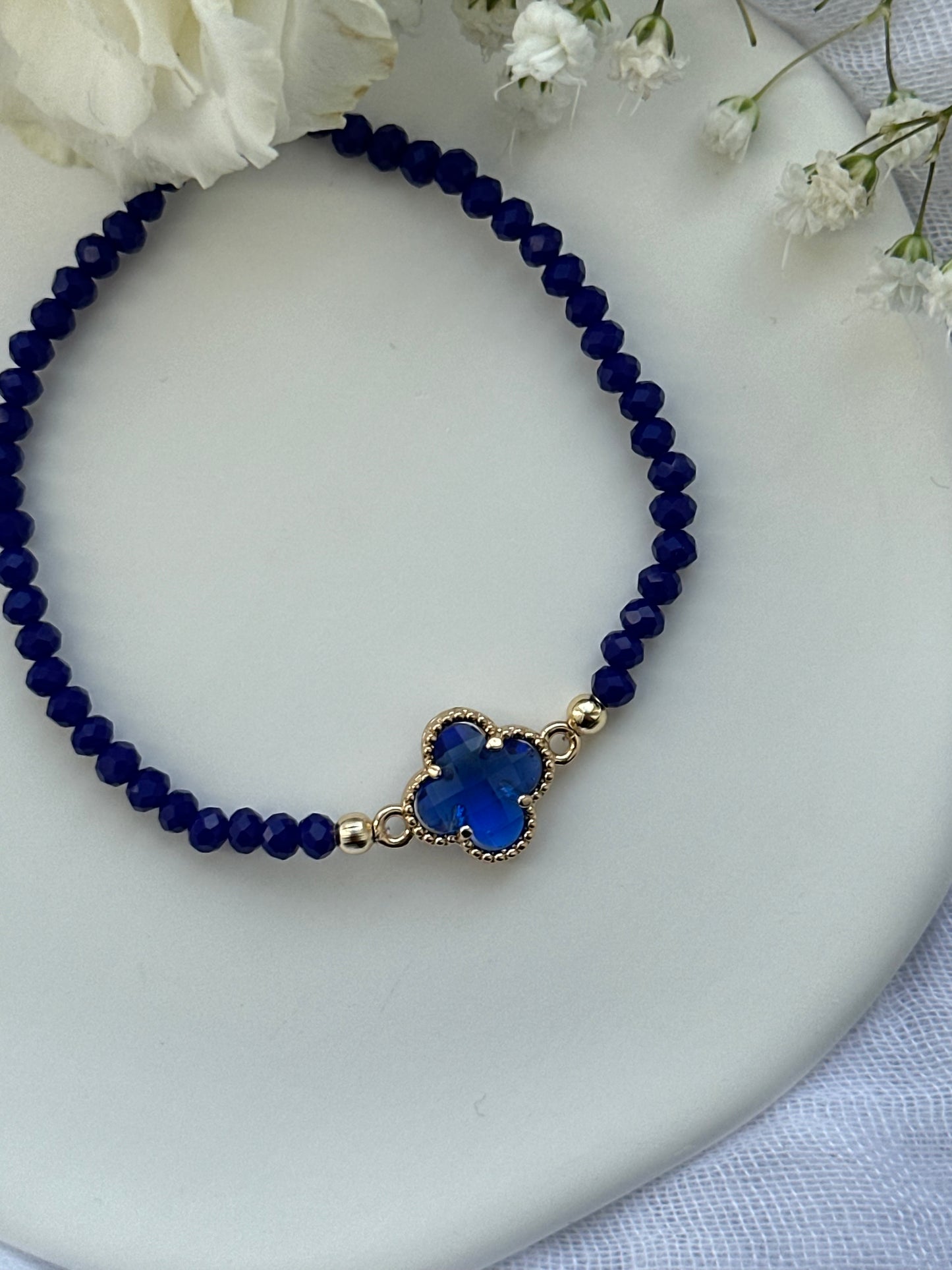 Perlenarmband mit Dunkelblauen Kristallperlen und Kleeblatt Anhänger - 10541
