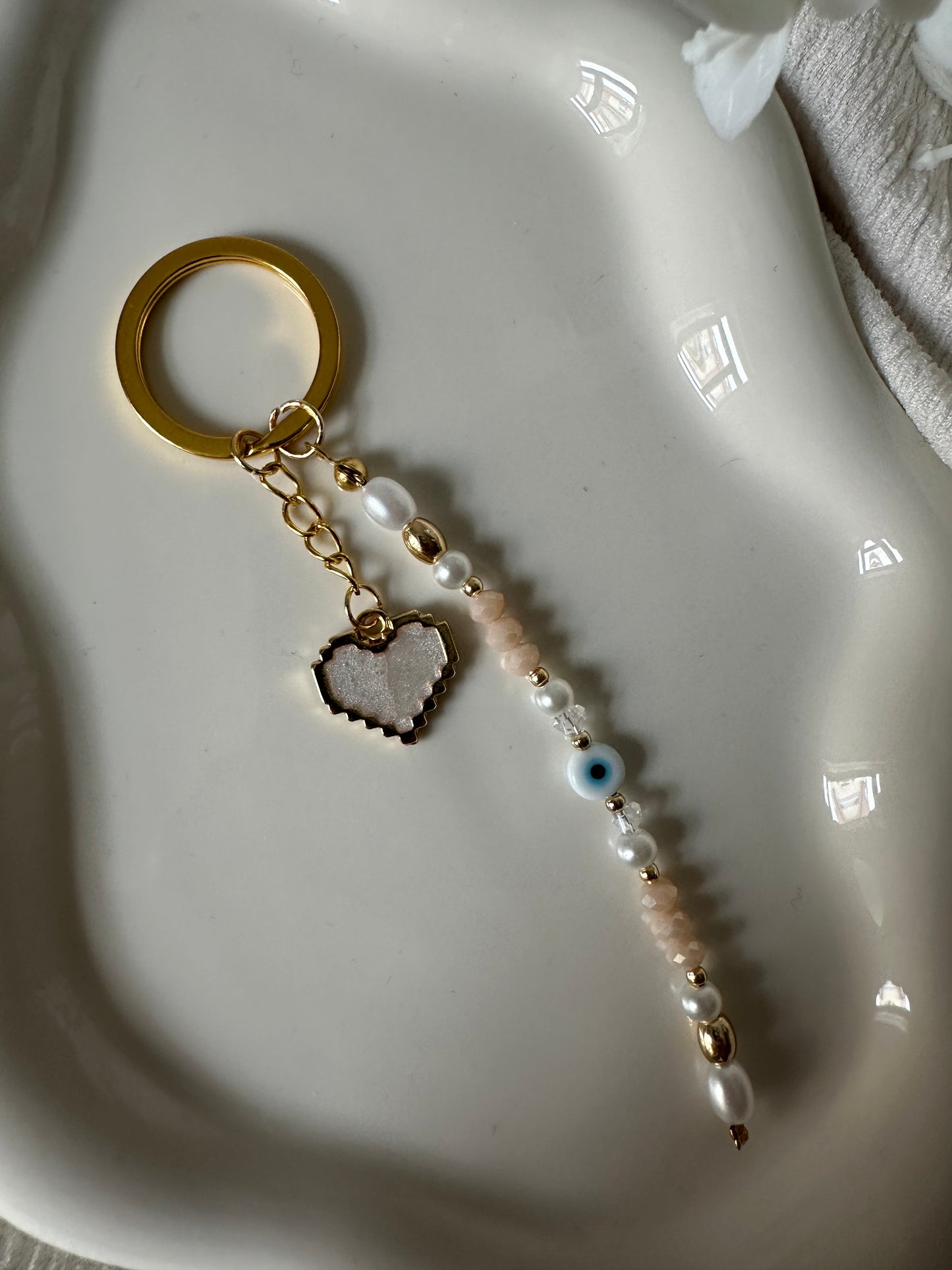 Schlüsselanhänger mit Beigen und weißen + Goldenen Perlen und Herz Anhänger + Nazar - 10007