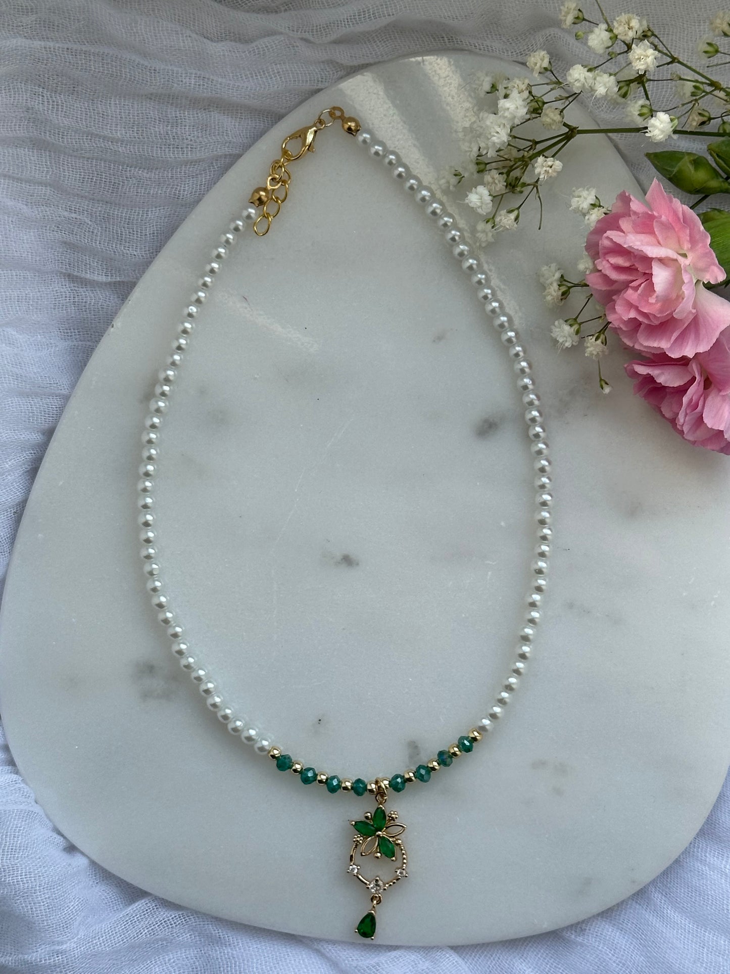 Perlenkette mit Weißen Perlen und Grünen Kristallperlen + Blumen Zirkonia Anhänger - 10607