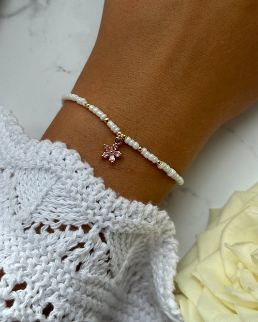 Perlenarmband mit Weißen und  Goldenen Perlen + Blumen Anhänger - 10896