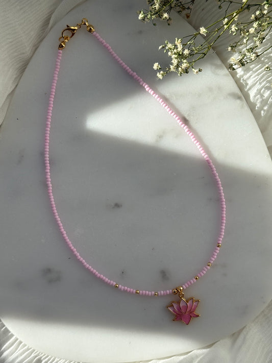 Perlenkette mit Rosa Perlen und Goldenen Perlen + Lotus Taler Anhänger - 2150