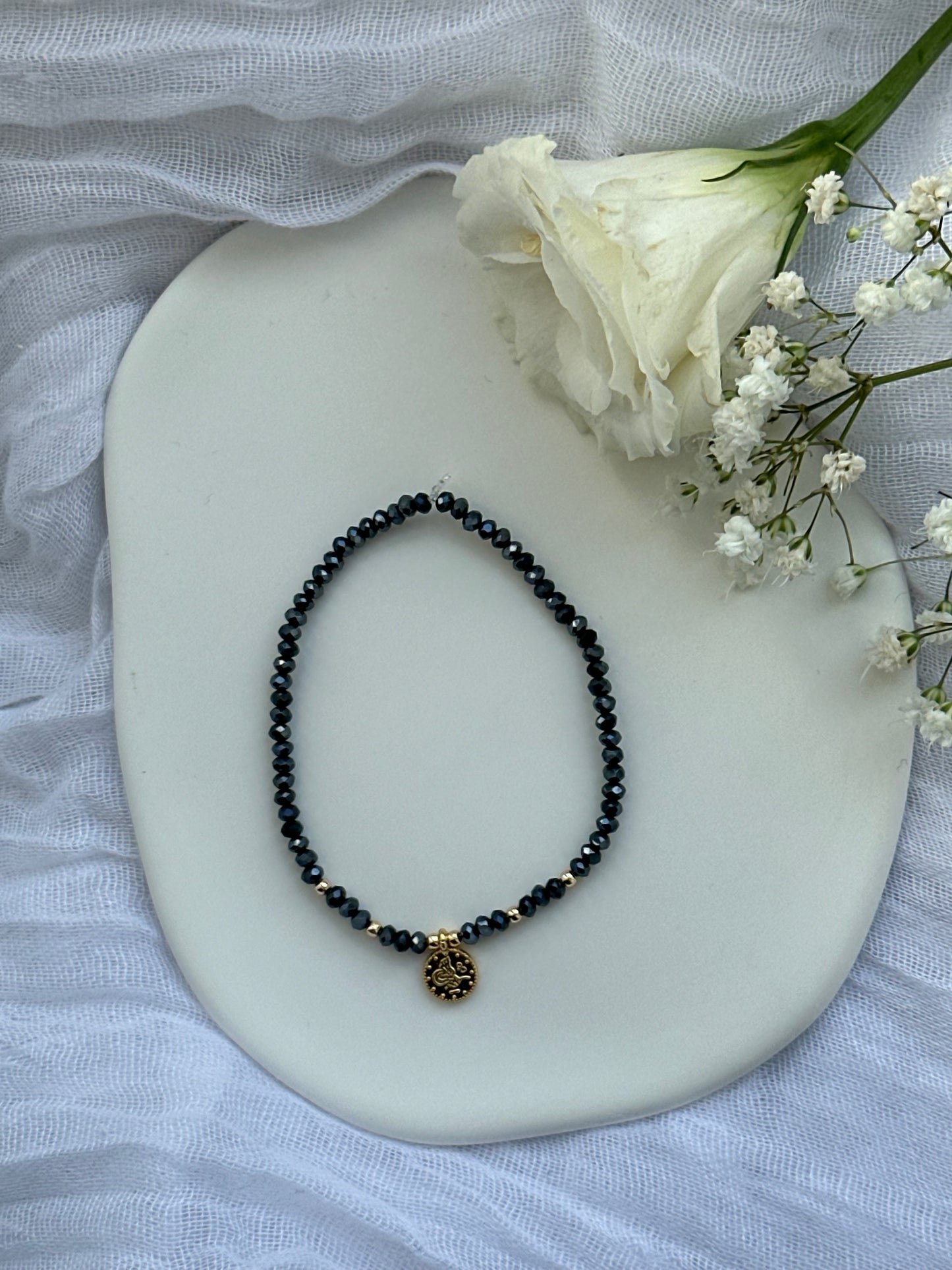Perlenarmband mit Blauen Kristallperlen und goldenen Taler Anhänger - 10577