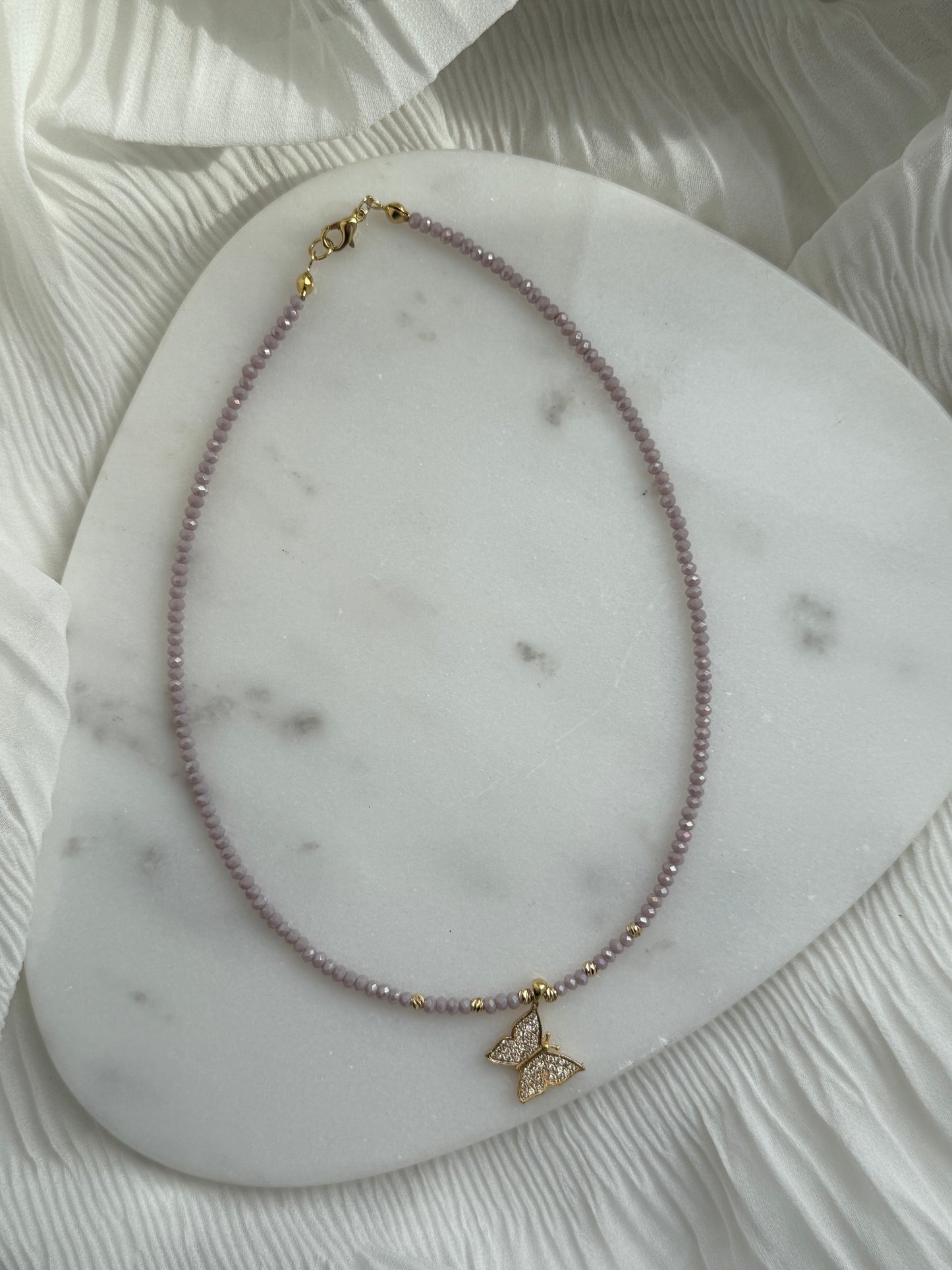 Perlenkette mit Flieder Kristallperlen, Goldenen Details + Schmetterling Anhänger - 111161
