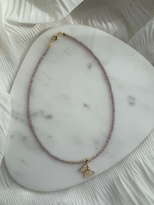 Perlenkette mit Flieder Kristallperlen, Goldenen Details + Schmetterling Anhänger - 111161