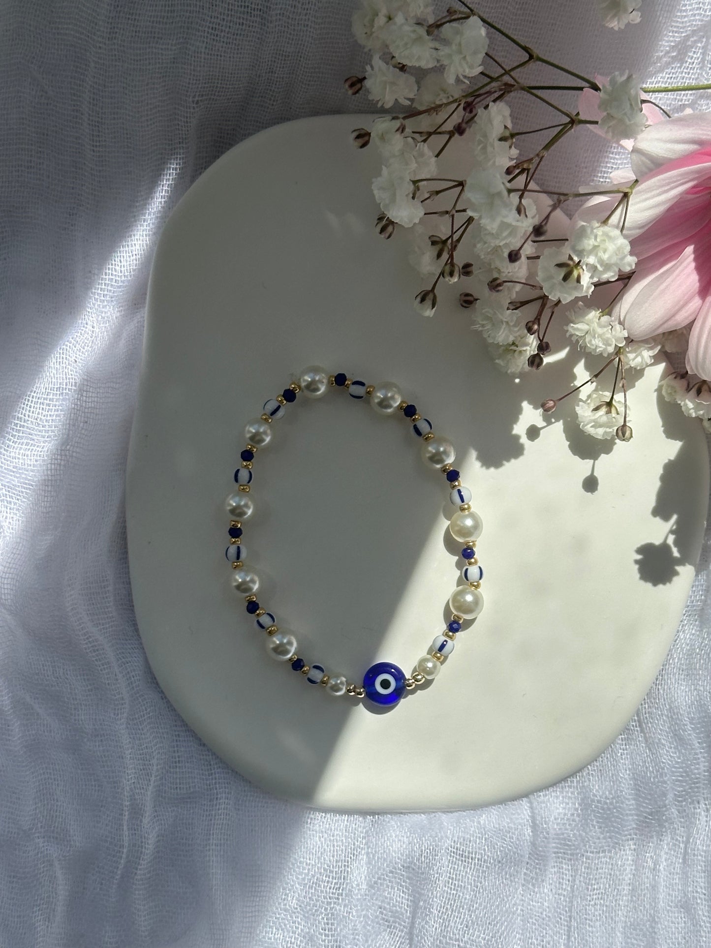 Perlenarmband Greece mit Weißen und Blauen Kristallperlen und goldenen Details + Nazar Perle - 10752