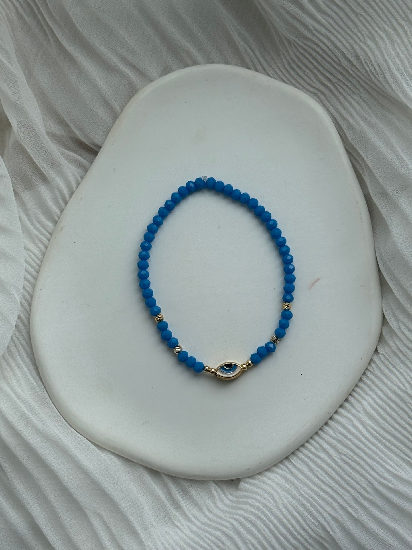 Perlenarmband mit Blauen Kristallperlen, Goldenen Details + Nazar Anhänger - 111186