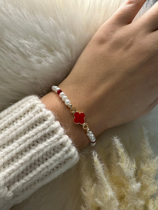 Perlenarmband mit weißen Perlen und roten Kristallperlen und Kleeblatt Anhänger - 10388