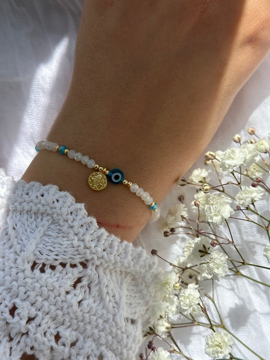 Perlenarmband mit Weißen und Blauen Kristallperlen und goldenen Details + Nazar und Goldene Taler Anhänger - 10757