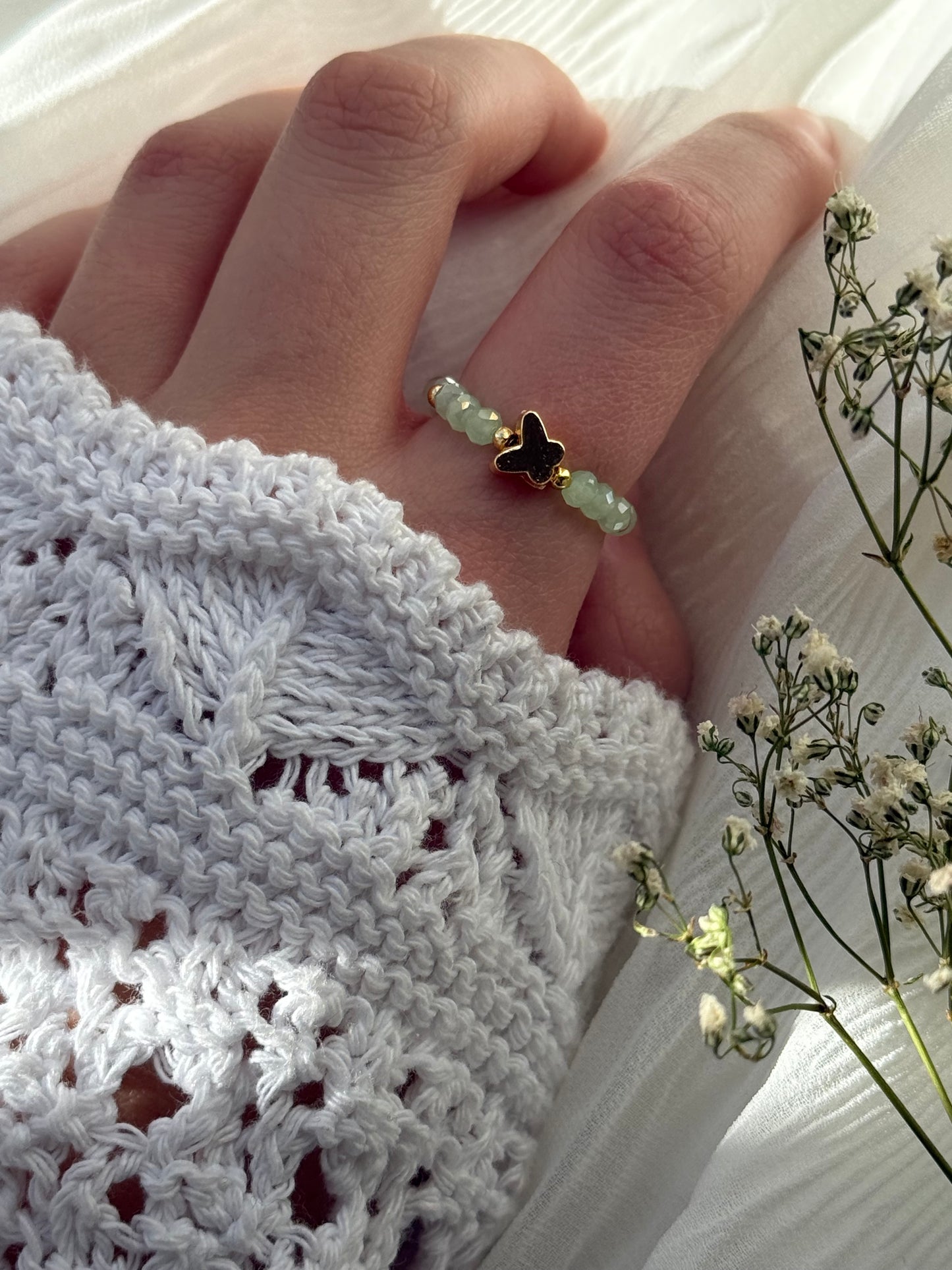 Perlenring mit Grünen Kristallperlen und Goldenen Perlen + Schmetterling Anhänger - 2143