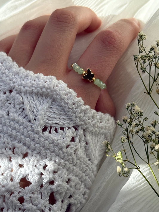 Perlenring mit Grünen Kristallperlen und Goldenen Perlen + Schmetterling Anhänger - 2143