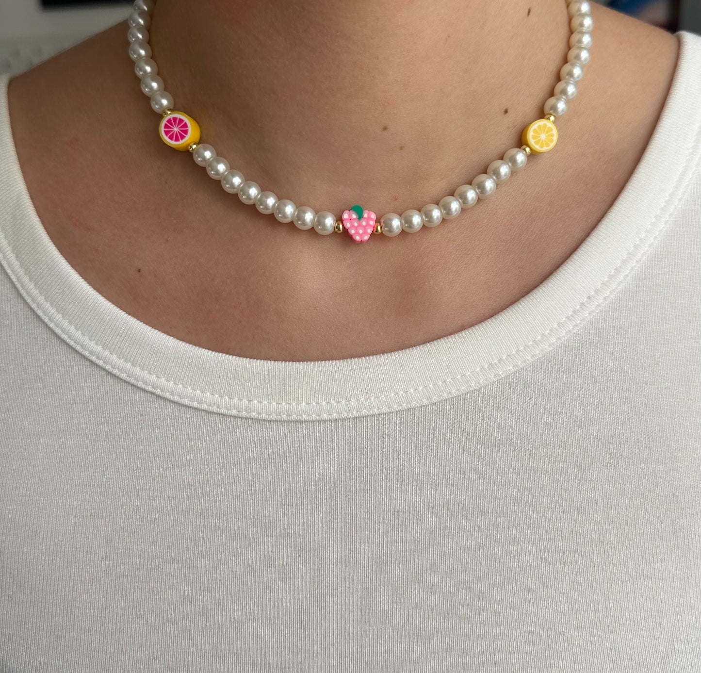 Perlenkette mit Weißen Perlen und Goldenen Perlen + Obst Anhänger  - 10804