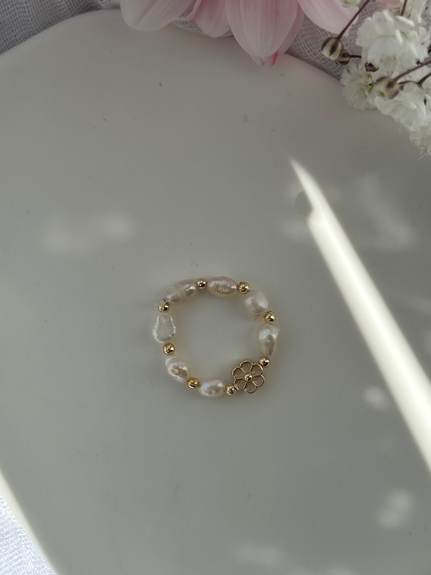 Perlenring mit Süßwasserperlen und goldenen Details + Blumen Anhänger - 10778
