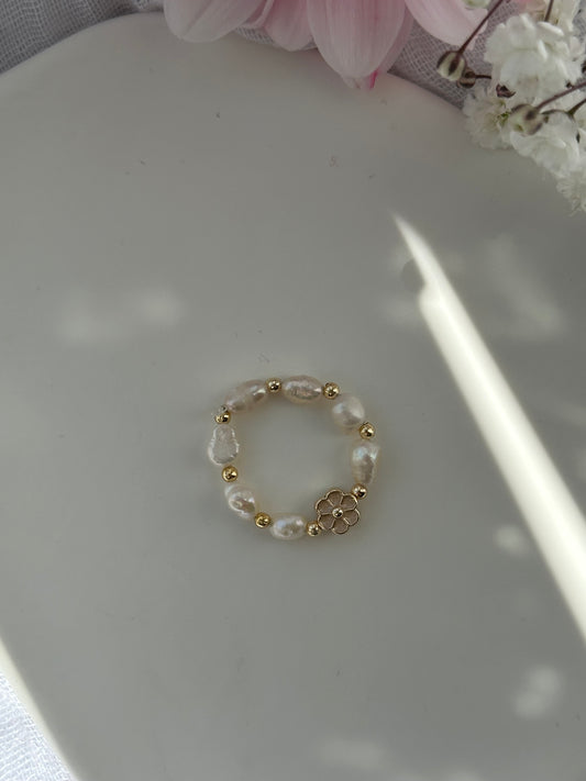 Perlenring mit Süßwasserperlen und goldenen Details + Blumen Anhänger - 10778