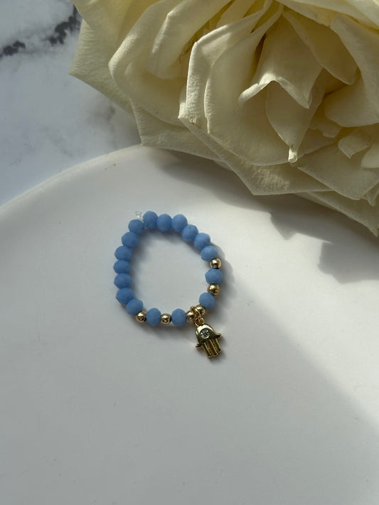 Perlenring mit Blauen Kristallperlen und goldenen Details + Fatimas Hand Anhänger - 10910