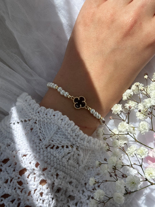 Perlenarmband mit Weißen Glasperlen und goldenen Details + Kleeblatt Anhänger - 10729