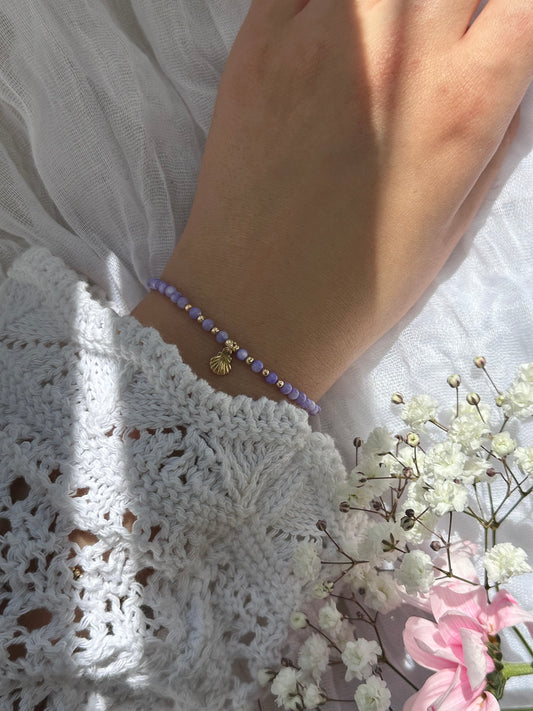 Perlenarmband mit Lila Perlen und goldenen Details + Muschel Anhänger - 10714