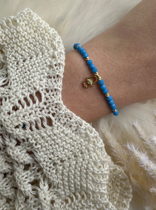 Perlenarmband mit Blauen Kristallperlen und Fatimas Hand Anhänger - 10359
