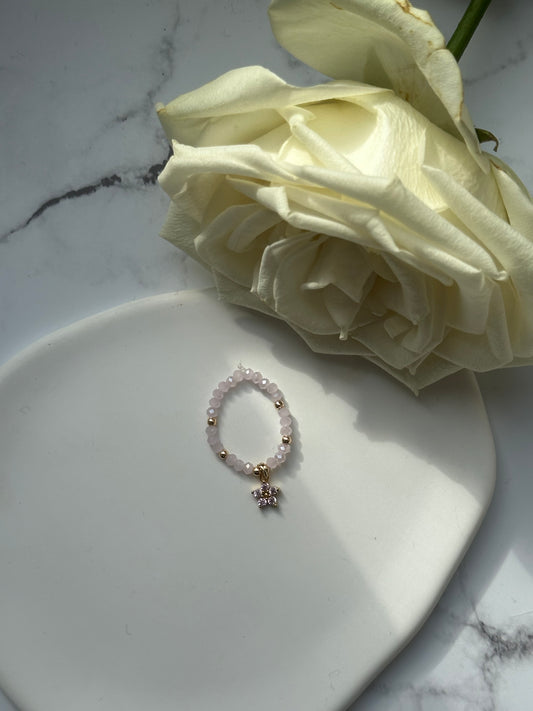 Perlenring mit Rosa Kristallperlen und goldenen Details + Blumen Anhänger - 10909