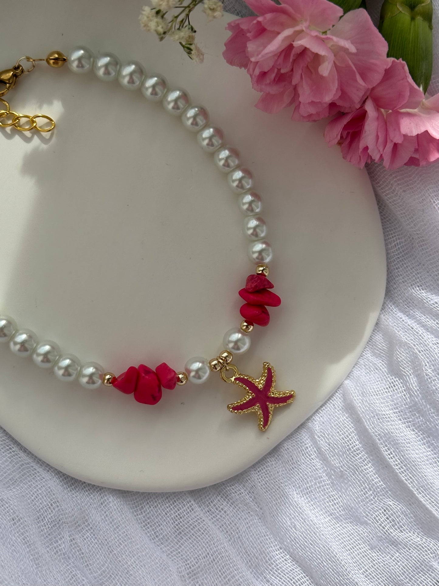 Fußkette mit Weißen Perlen und Pinken Edelsteinen + Seestern Anhänger - 10596