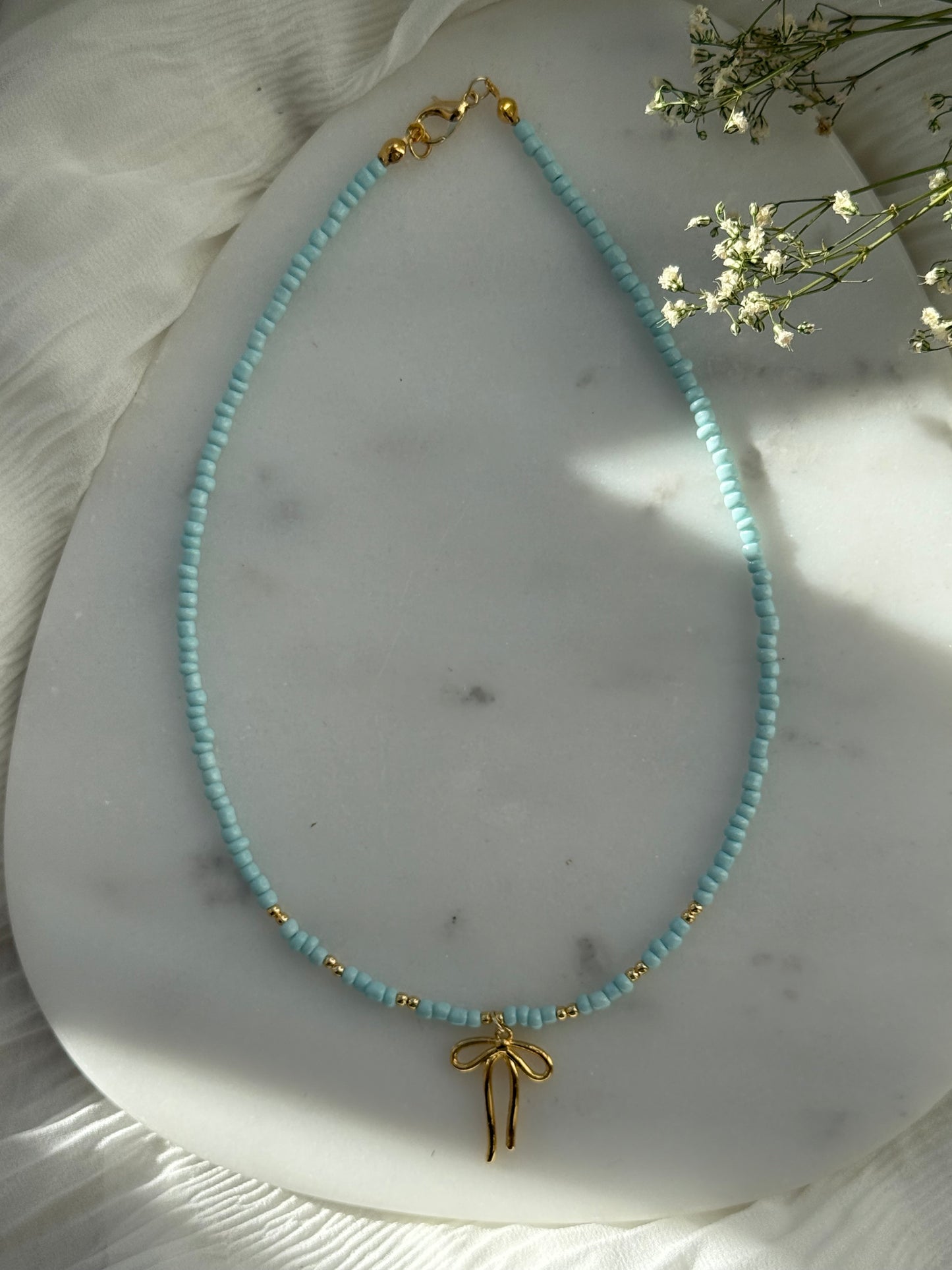 Perlenkette mit Türkisen Perlen, Goldenen Perlen + Schleifen Anhänger - 2158