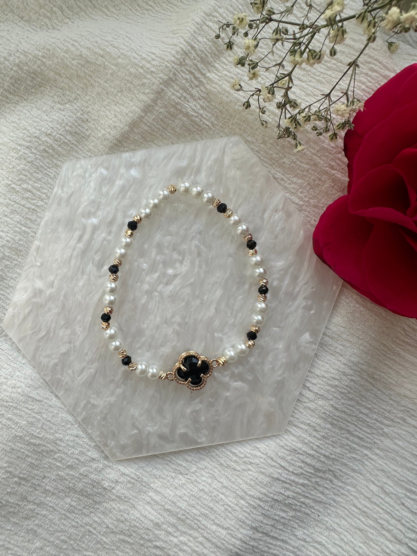 Perlenarmband Weiß mit Schwarzen Kristallperlen und Kleeblatt Anhänger - 10392