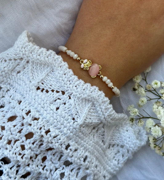 Perlenarmband mit Beigen Kristallperlen und Teddy Anhänger - 10497
